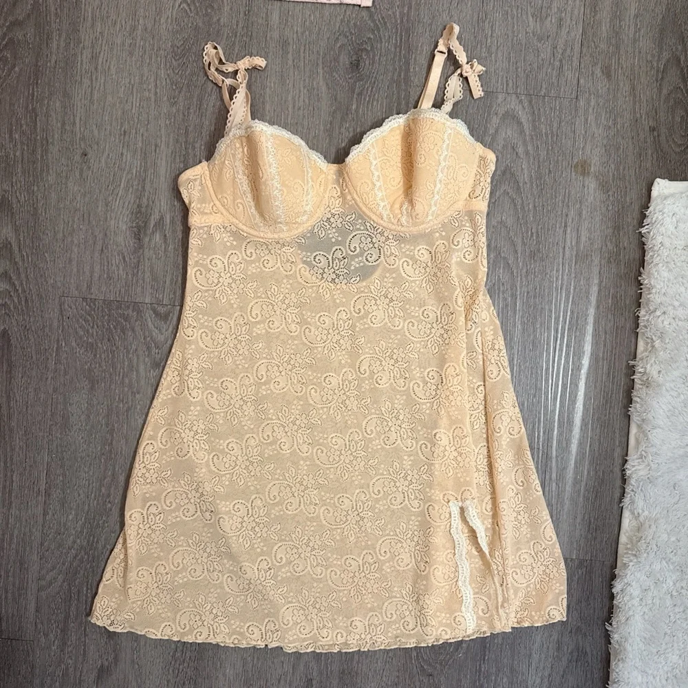 Vintage lacy peach slip with bra - Picture 1 of 3